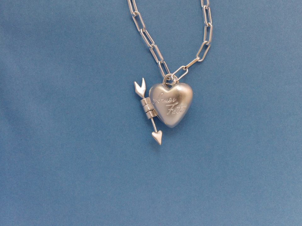 Le Fond Amor Fati locket, 925 silver with a natural sapphire, product photo (1)