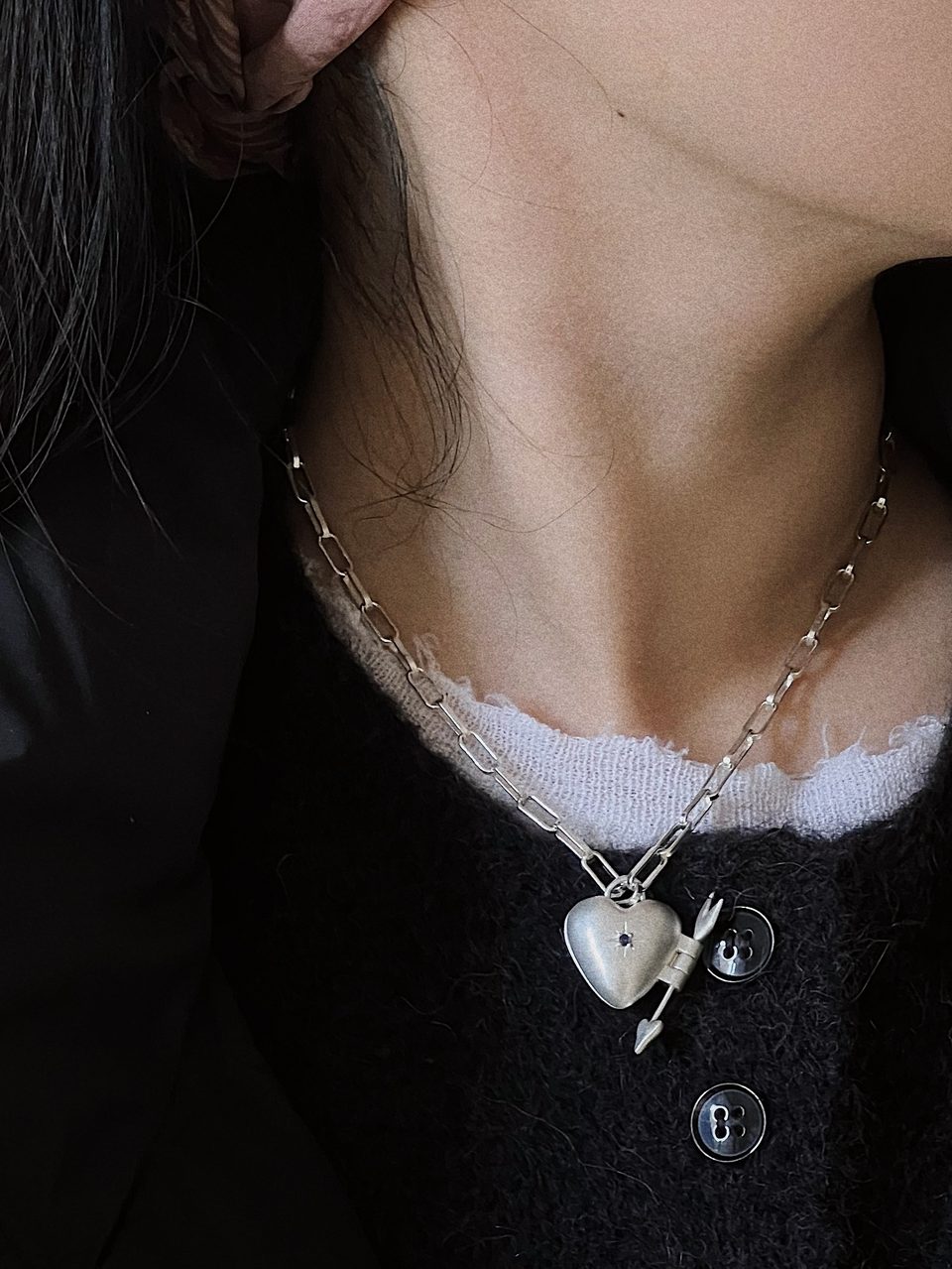 Le Fond Amor Fati locket, 925 silver with a natural sapphire, worn (3)
