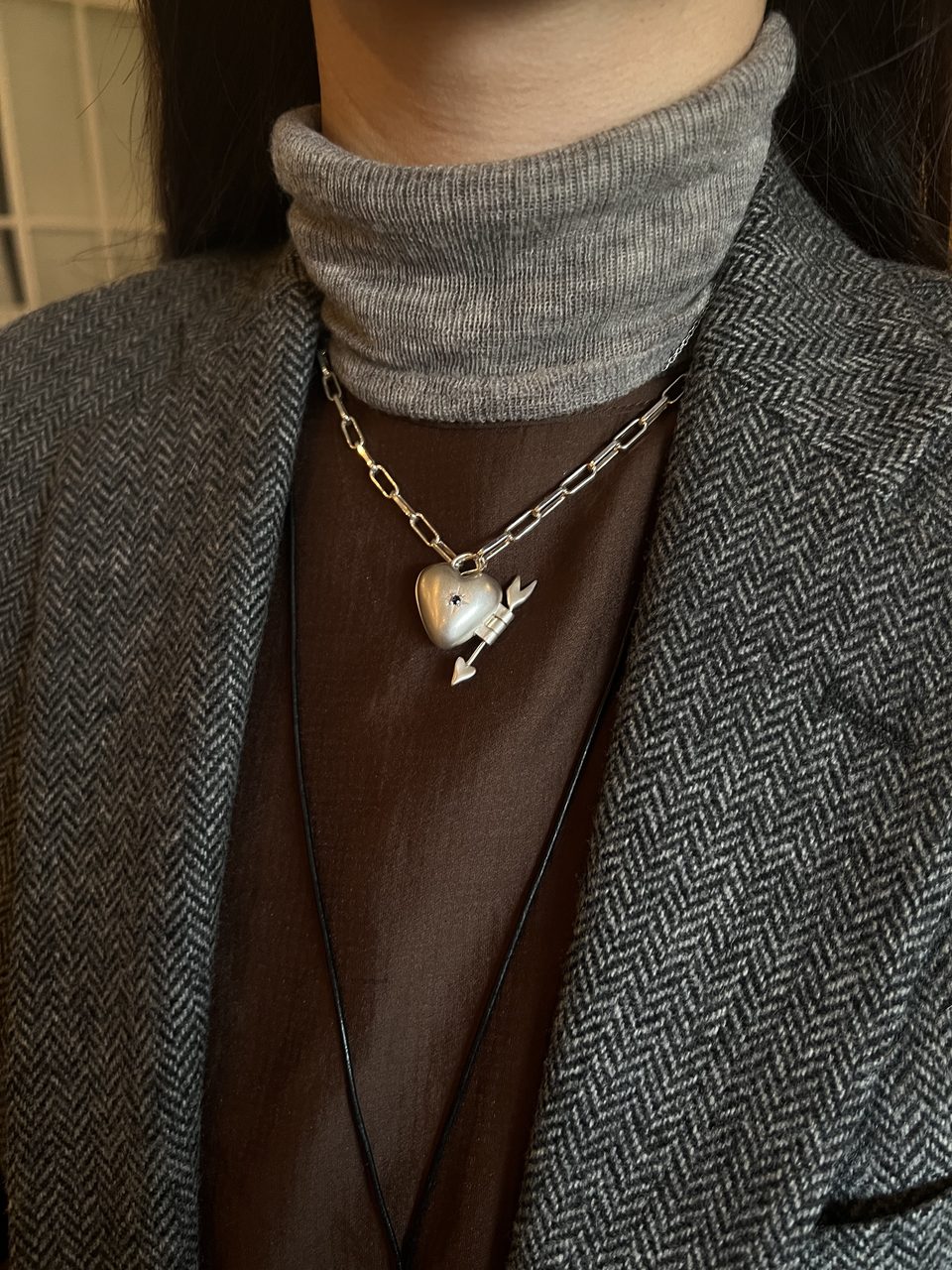 Le Fond Amor Fati locket, 925 silver with a natural sapphire, worn (4)
