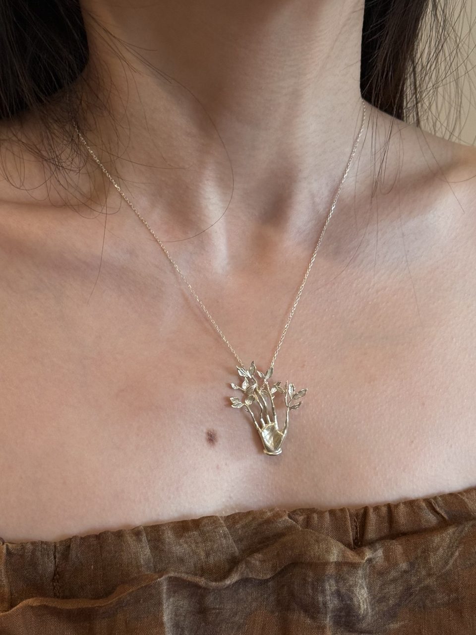 Le Fond Daphne’s Hand pendant, 925 silver, worn (5)