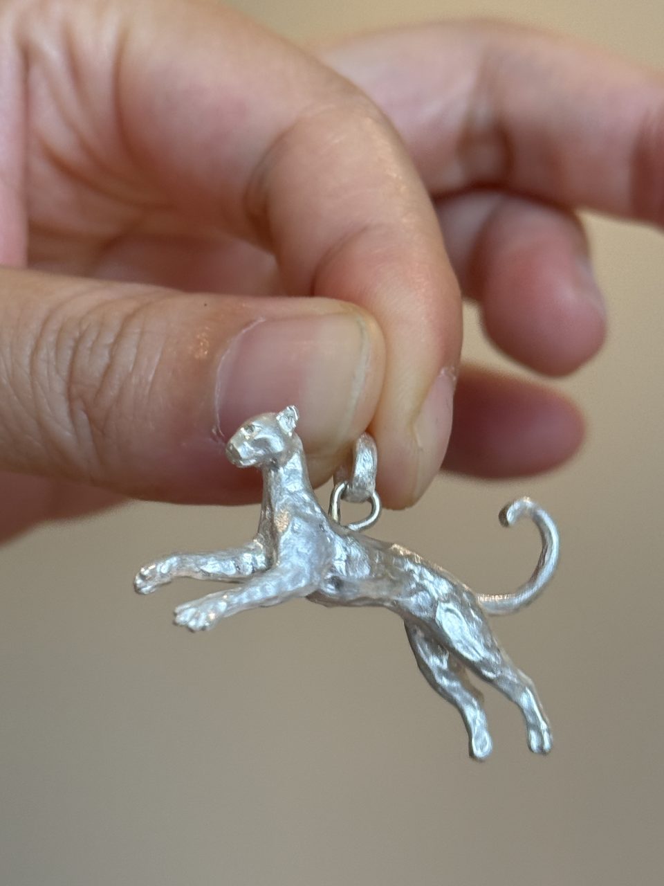 Le Fond Dionysus’ Leopard pendant, 925 silver, detail (2)
