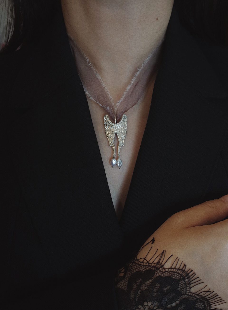 Le Fond Wings necklace, 925 silver on gauze or black lace, worn (3)