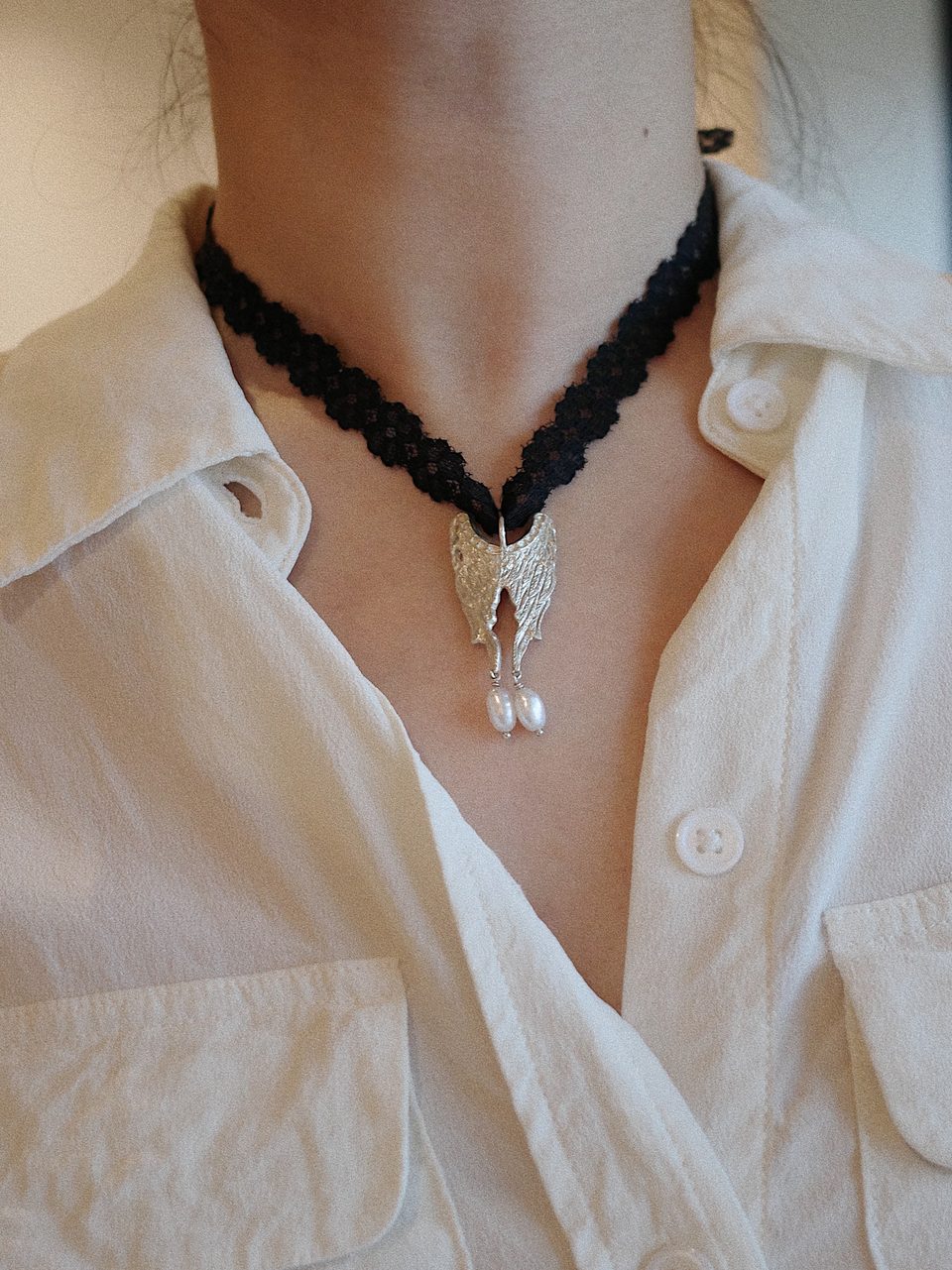 Le Fond Wings necklace, 925 silver on gauze or black lace, worn (4)